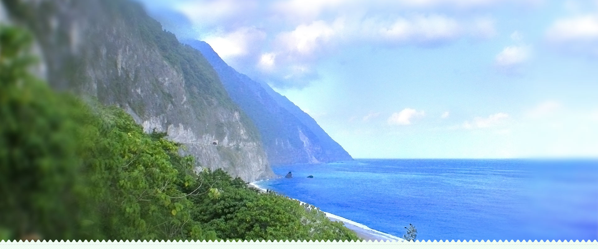 花蓮海岸,碧藍海水與壯闊山巒
